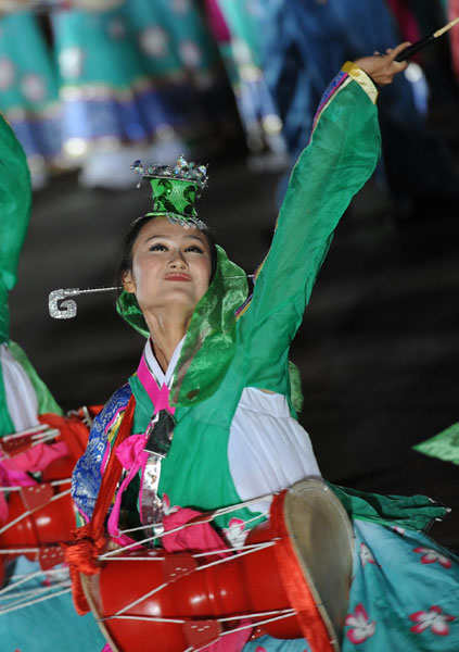 A grand evening gala is held to celebrate the People's Republic of China's 60th anniversary at the Tian'anmen Square in Beijing on Oct. 1 evening. Singers and dancers give spectacular performance at the show.