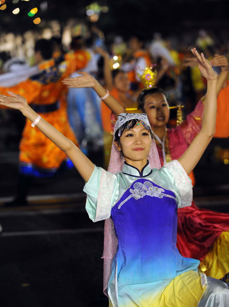 A grand evening gala is held to celebrate the People's Republic of China's 60th anniversary at the Tian'anmen Square in Beijing on Oct. 1 evening. Singers and dancers give spectacular performance at the show.