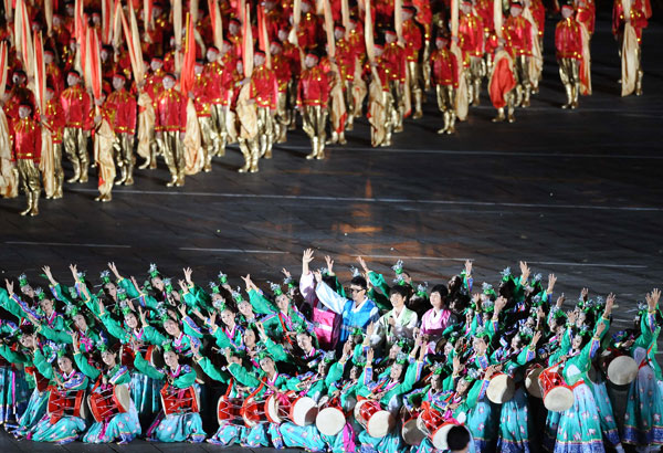 A grand evening gala is held to celebrate the People's Republic of China's 60th anniversary at the Tian'anmen Square in Beijing on Oct. 1 evening. Singers and dancers give spectacular performance at the show. 