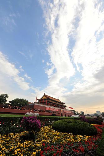 Tian'anmen surrounded by beautiful flowers under the clear sky. [Xinhua]