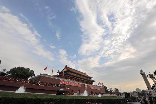 Tian'anmen surrounded by beautiful flowers under the clear sky. [Xinhua]