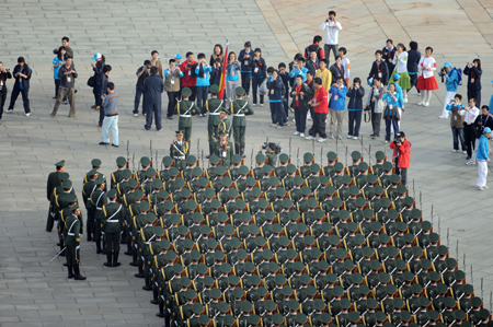 Guards of the national flag undertake the final practice for the celebrations for the 60th anniversary of the founding of the People's Republic of China, in central Beijing, capital of China, Oct. 1, 2009.(Xinhua/Dai Xuming)