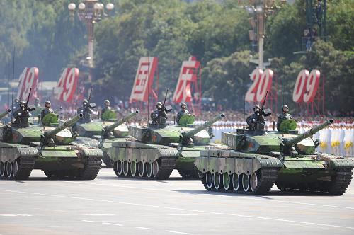 Amored vehicles roll into Tian'anmen Square