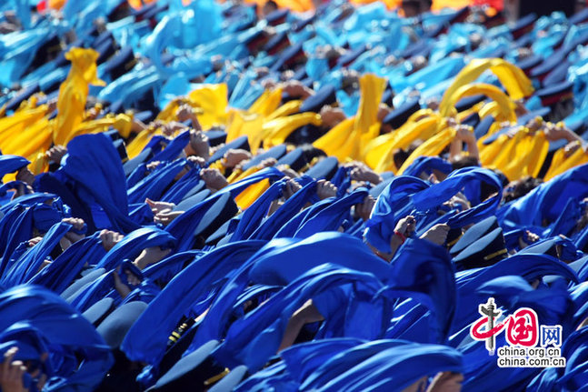 Civilian paraders marched through Tian'anmen Square Thursday morning as another centerpiece of the National Day fete to mark the 60th anniversary of the People's Republic of China.