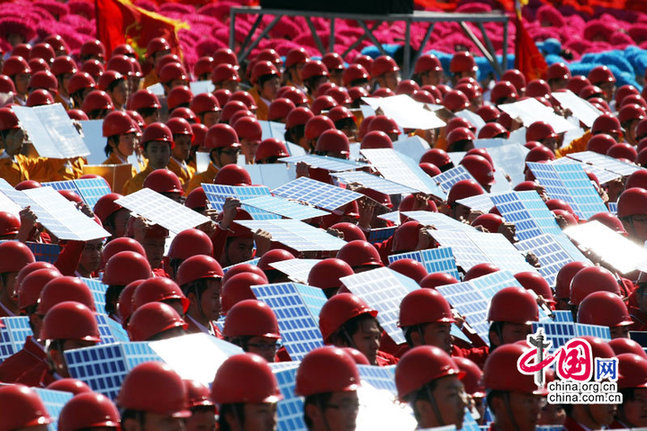 Civilian paraders marched through Tian'anmen Square Thursday morning as another centerpiece of the National Day fete to mark the 60th anniversary of the People's Republic of China.