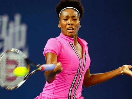  Venus Williams of the United States returns the ball to Vera Dushevina of Russia during a women's singles first round match at the 2009 China Open tennis tournament in Beijing, capital of China, on Oct. 3, 2009. Williams won 2-0. (Xinhua/Chen Jianli)