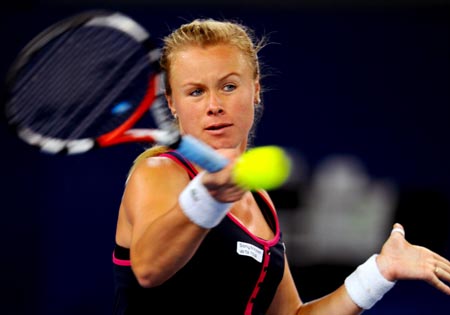 Vera Dushevina of Russia returns the ball to Venus Williams of the United States during a women's singles first round match at the 2009 China Open tennis tournament in Beijing, capital of China, on Oct. 3, 2009. Dushevina lost the match 0-2. (Xinhua/Chen Jianli)