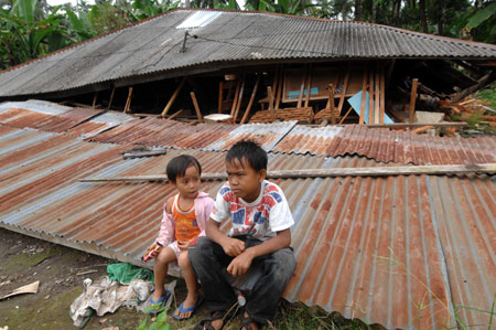 Aids from domestic donators and foreign countries have flooded in to West Sumatra province of Indonesia after a 7.6-magnitude quake hit the area on Wednesday, leaving thousands of people homeless and infrastructure damaged.