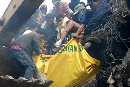 Over 3,000 rescuers, including soldiers, policemen, paramedics, fire fighters and volunteers, are striving to evacuate the victims of Wednesday's strong quake in West Sumatra province of Sumatra island.