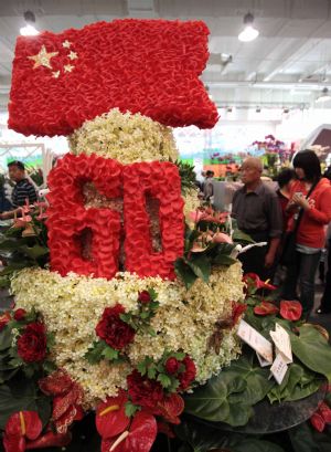 People visit the 7th China Flower Expo held in the Shunyi District of Beijing, capital of China, Oct. 2, 2009. (Xinhua/Chen Xiaogen)