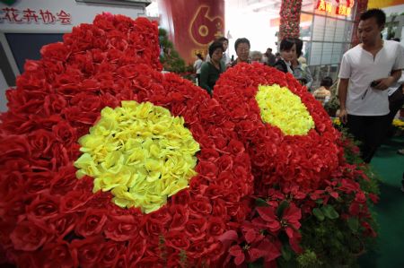 People visit the 7th China Flower Expo held in the Shunyi District of Beijing, capital of China, Oct. 2, 2009. (Xinhua/Chen Xiaogen)