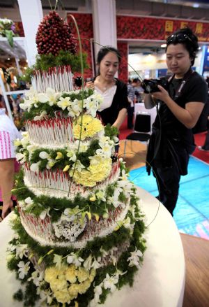 People visit the 7th China Flower Expo held in the Shunyi District of Beijing, capital of China, Oct. 2, 2009. (Xinhua/Chen Xiaogen)