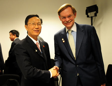 China's Finance Minister Xie Xuren (L) meets with World Bank Group President Robert B. Zoellick ahead of the World Bank Group and the International Monetary Fund (IMF) annual meetings in Istanbul, Turkey, Oct. 5, 2009. The 2009 Annual Meetings of the World Bank Group and the IMF are scheduled to be held in Istanbul on Oct. 6 and 7. (Xinhua/Zhang Meng)