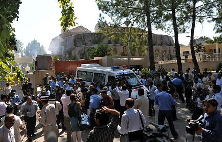 Pakistani security officials and rescue workers survey the site of a bomb blast in Islamabad October 5, 2009.  (Xinhua/AFP Photo)