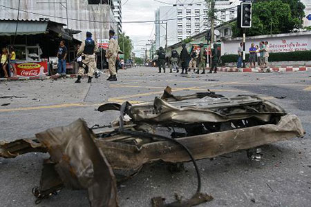 Thai police officers inspect the site of a car bomb attack in Sungai Kolok, a border town in Narathiwat province.(Xinhua/AFP Photo)