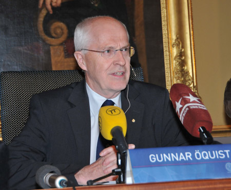 Permanent Secretary of the Royal Academy of Sciences Gunnar Oquist presents the winners of the 2009 Nobel Prize in Physics at the session hall of the academy in Stockholm, Sweden, Oct. 6, 2009. (Xinhua/Wu Ping)