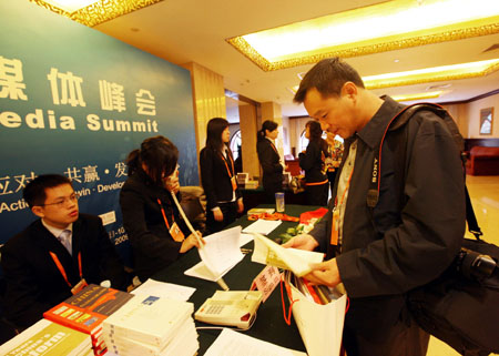 A journalist reads a booklet in the press center at the Beijing News Plaza Hotel in Beijing, capital of China, on Oct. 8, 2009. Nearly 100 reporters have signed in at the press center up to Thursday morning to cover the summit, to be held on Oct. 8-10.(Xinhua/Xu Xianhui)
