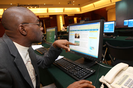 Assistant Editor-in-Chief of News Agency of Nigeria Tony Nwosu browses the official website of the World Media Summit in the press center at the Beijing News Plaza Hotel in Beijing, capital of China, on Oct. 8, 2009. Nearly 100 reporters have signed in at the press center up to Thursday morning to cover the summit, to be held on Oct. 8-10. (Xinhua/Xu Xianhui) 