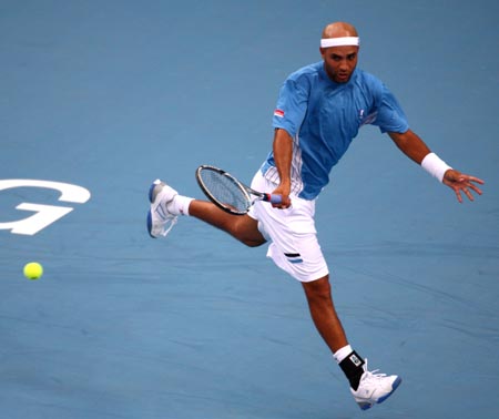 James Blake of the U.S. returns the ball during the men's singles second round match against Rafael Nadal of Spain at the China Open tennis tournament in Beijing, Oct. 8, 2009. Blake lost 1-2.(Xinhua/Wang Ying)