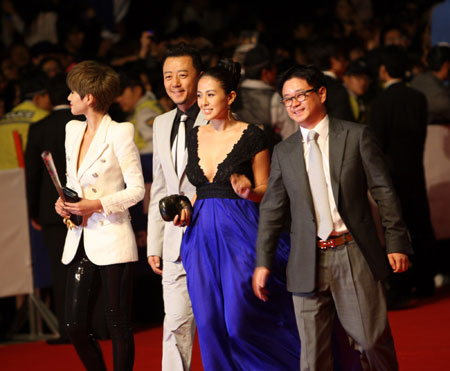 Chinese actor Guo Tao (3rd R) walks on the red carpet during the Pusan International Film Festival in Pusan, South Korea, Oct. 8, 2009. The 14th Pusan International Film Festival (PIFF), which South Korea praises as its largest international film event, opened Thursday, inviting top-rank moviemakers and celebrities around the world. (Xinhua/Ji Xinlong)