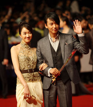 South Korean actress Soo Ae and actor Kim Nam-gil pose on the red carpet during the Pusan International Film Festival in Pusan, South Korea, Oct. 8, 2009. The 14th Pusan International Film Festival (PIFF), which South Korea praises as its largest international film event, opened Thursday, inviting top-rank moviemakers and celebrities around the world. (Xinhua/Ji Xinlong)