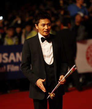 South Korea's actor Jang Dong-gun poses on the red carpet during the Pusan International Film Festival in Pusan, South Korea, Oct. 8, 2009. The 14th Pusan International Film Festival (PIFF), which South Korea praises as its largest international film event, opened Thursday, inviting top-rank moviemakers and celebrities around the world. (Xinhua/Ji Xinlong)