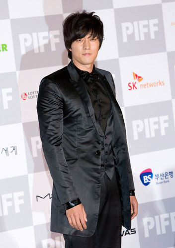 South Korean actor So Ji-sub arrives at the opening ceremony of the 14th Pusan International Film Festival on October 8, 2009 in Busan, South Korea.