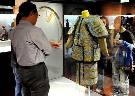 Visitors view the loricae of Emperor Yongzheng during the exhibition about Emperor Yongzheng (1678-1735) of the Qing Dynasty in Taipei, southeast China's Taiwan Province, Oct. 9, 2009. The exhibition kicked off in Taipei on Wednesday, in which a total of 246 items, including 37 items of the royal collections from the Palace Museum in Beijing and 209 items owned by the Taiwan museum, are put on display for visitors. The exhibition will last to Jan. 10, 2010.[Wu Ching-Teng/Xinhua]