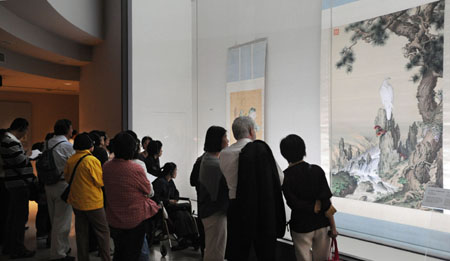 Visitors view a painting by artist Lang Shining during the exhibition about Emperor Yongzheng (1678-1735) of the Qing Dynasty in Taipei, southeast China's Taiwan Province, Oct. 9, 2009. [Wu Ching-Teng/Xinhua]