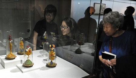 Visitors view some exhibits during the exhibition about Emperor Yongzheng (1678-1735) of the Qing Dynasty in Taipei, southeast China's Taiwan Province, Oct. 9, 2009.[Wu Ching-Teng/Xinhua]