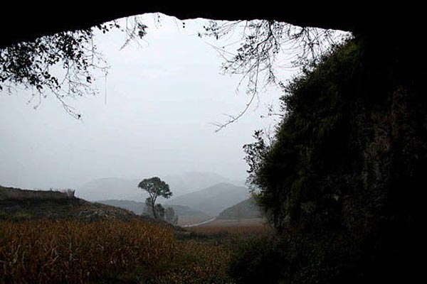 Photo taken on October 8th shows paleolithic caves in the Taihang Mountains. A feature tour focusing on travelling through numerous primitive caves in the Taihang Mountains in north China's Shanxi province is gaining popularity among tourists seeking a unique travel experience. In addition to its traditional travel programs including 'The Cowherd and the Weaving Maid Tour,' local authorities are promoting this cave tour experience in a bid to attract even more visitors. [xinhua]