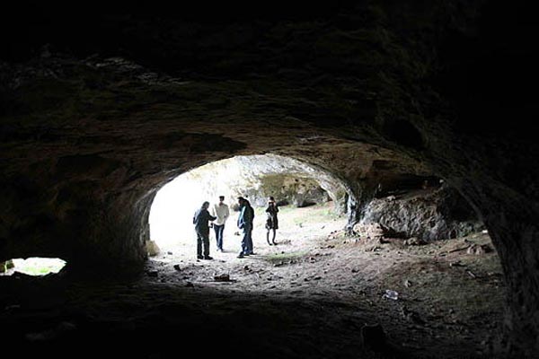 Photo taken on October 8th shows tourists taking photos of paleolithic caves. [xinhua]