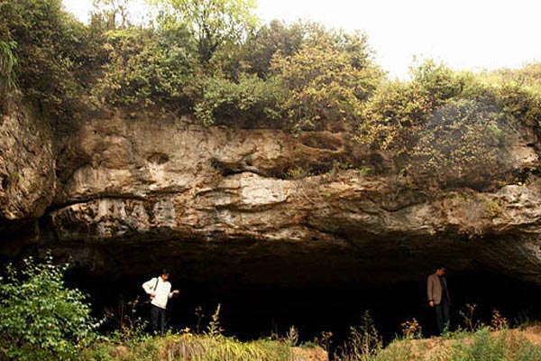 Photo taken on October 8th shows tourists in paleolithic caves. [xinhua]