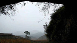 Primitive Cave Tour Gains Popularity on Taihang Mountains