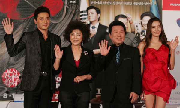 Cast members (from left to right) Jang Dong-gun, Goh Doo-shim, Lim Ha-ryong, and Han Chae-young attend a photocall at the premiere of 'Good Morning, President', the opening film of the 14th Pusan International Film Festival on October 8, 2009 in Busan, South Korea. [CRI]