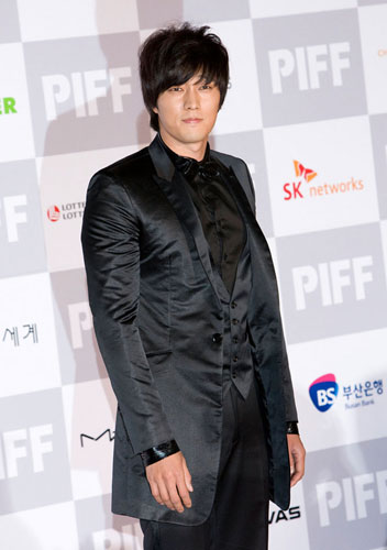 South Korean actor So Ji-sub arrives at the opening ceremony of the 14th Pusan International Film Festival on October 8, 2009 in Busan, South Korea. [CRI]