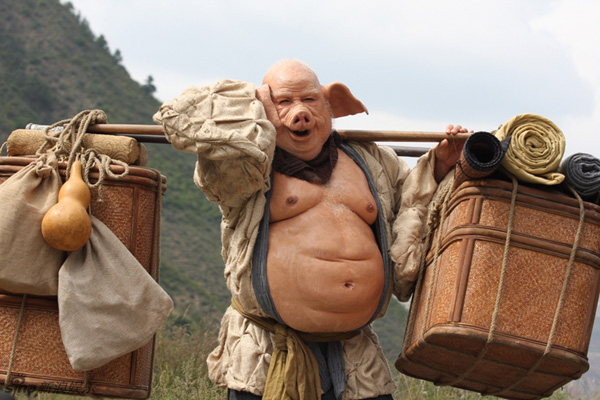 Pigsy, or Zhu Bajie, is the second disciple of Tang dynasty monk Xuanzang. Recently released still photos that provide close-ups of this protagonist reveal a very stereotypically curious, greedy and cunning Pigsy that viewers will immediately find familiar. [Sina.com]