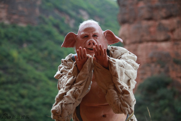 Pigsy, or Zhu Bajie, is the second disciple of Tang dynasty monk Xuanzang. Recently released still photos that provide close-ups of this protagonist reveal a very stereotypically curious, greedy and cunning Pigsy that viewers will immediately find familiar. [Sina.com]