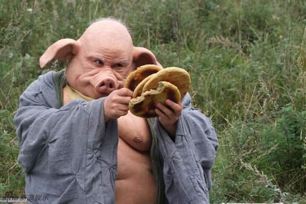 Pigsy, or Zhu Bajie, is the second disciple of Tang dynasty monk Xuanzang. Recently released still photos that provide close-ups of this protagonist reveal a very stereotypically curious, greedy and cunning Pigsy that viewers will immediately find familiar. [Sina.com]