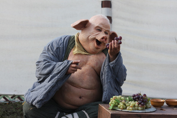 Pigsy, or Zhu Bajie, is the second disciple of Tang dynasty monk Xuanzang. Recently released still photos that provide close-ups of this protagonist reveal a very stereotypically curious, greedy and cunning Pigsy that viewers will immediately find familiar. [Sina.com]