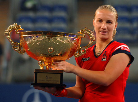 Svetlana Kuznetsova of Russia holds up the trophy during the awarding ceremony after winning women's singles final match against Agnieszka Radwanska of Poland at the 2009 China Tennis Open Tournament in Beijing, Oct. 11, 2009. Kuznetsova beat Radwanska 2-0, and claimed the title. [Gong Leig/Xinhua]