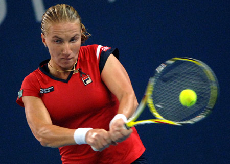 Svetlana Kuznetsova of Russia returns the ball during the women's singles final match against Agnieszka Radwanska of Poland at the 2009 China Tennis Open Tournament in Beijing, Oct. 11, 2009. Kuznetsova won 2-0, and claimed the title. [Gong Leig/Xinhua]