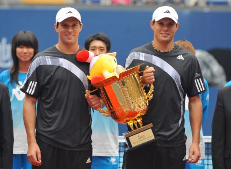  Bob Bryan and Mike Bryan celebrate with the trophy during the awarding ceremony after the men's doubles final at the China Tennis Open Tournament 2009 in Beijing, Oct. 11, 2009.[Luo Xiaoguang/Xinhua] 