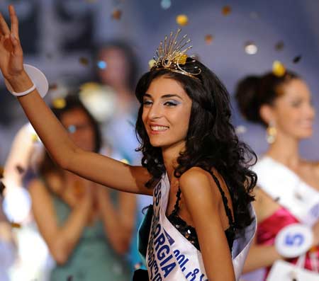 Tsira Suknidze waves after winning the Miss Georgia 2009 in Batumi, Georgia, Oct. 11, 2009. Tsira Suknidze won the pageant on Sunday and will represent Georgia to attend the Miss World contest.[Xinhua]