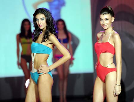 Tsira Suknidze (L) in swimwear poses with another contestant during the Miss Georgia 2009 in Batumi, Georgia, Oct. 11, 2009. Tsira Suknidze won the pageant on Sunday and will represent Georgia to attend the Miss World contest.[Xinhua]