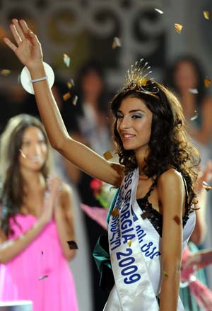 Tsira Suknidze waves after winning the Miss Georgia 2009 in Batumi, Georgia, Oct. 11, 2009. Tsira Suknidze won the pageant on Sunday and will represent Georgia to attend the Miss World contest.[Xinhua]