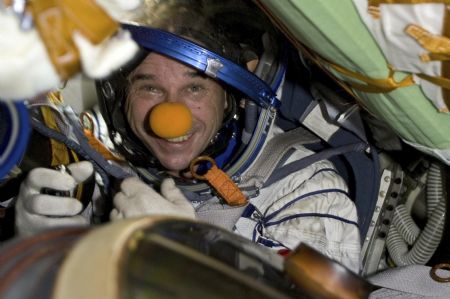 Canadian circus billionaire Guy Laliberte smiles after he returned in the Russian Soyuz space capsule near the town of Arkalyk, in northern Kazakhstan, October 11, 2009.[Xinhua/Reuters]