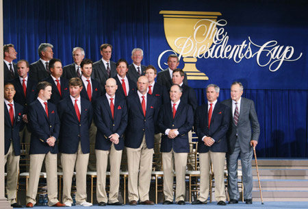 The U.S. team stands together with former U.S. President George H. W. Bush (R) during opening ceremonies of the Presidents Cup golf tournament at Harding Park golf course in San Francisco, California, October 7, 2009. [Xinhua/Reuters]