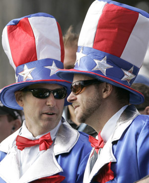 Fans of the U.S. team look on during foursome matches at the Presidents Cup golf tournament at Harding Park Golf Course in San Francisco, California October 8, 2009. [Xinhua/Reuters]