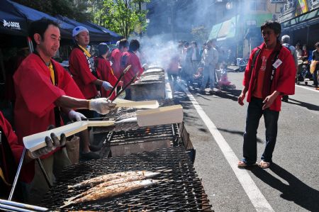 Japenses men grill saury fish on a street during a saury event in Tokyo, capital of Japan, Oct. 11, 2009.[Hua Yi/Xinhua]